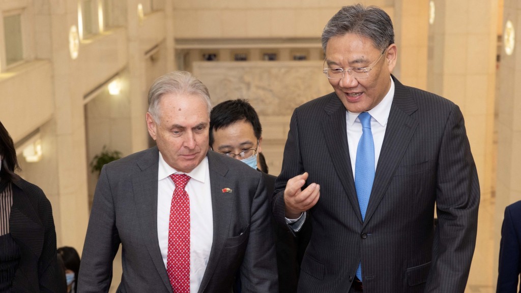 澳洲貿易部長法瑞爾（Don Farrell）與中國商務部部長王文濤在北京會面。 美聯社