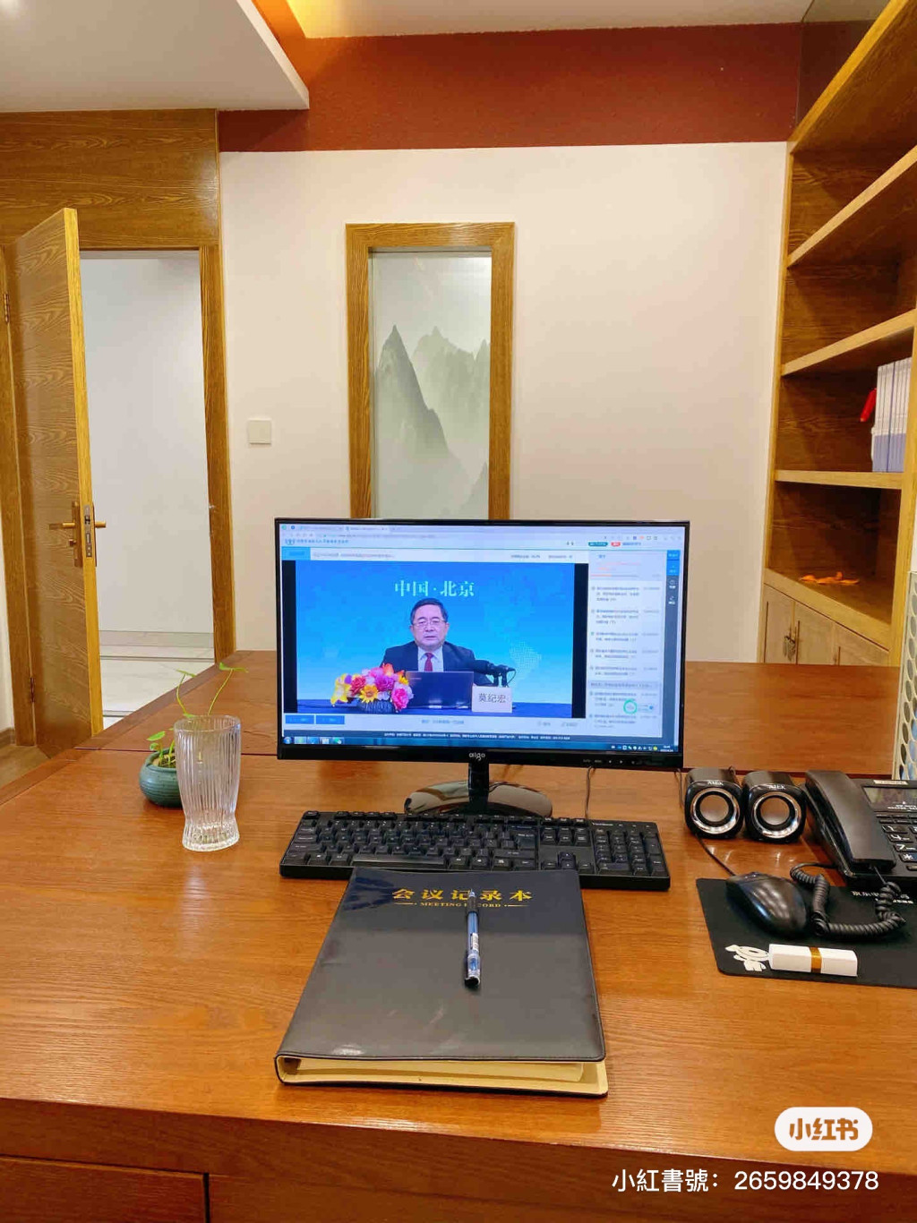 網民分享接近空無一物的辦公桌。（圖片來源：小紅書@皎月）