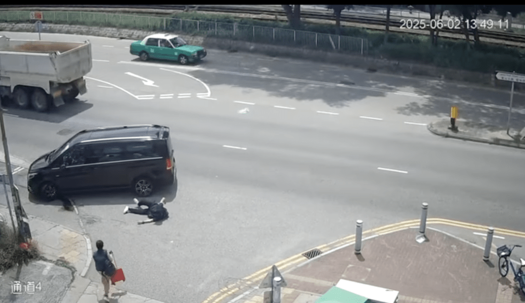 此時,一名男子及一名拖住手拖車的女子從不同方向走出。 此時,一名男子及一名拖住手拖車的女子從不同方向走出。