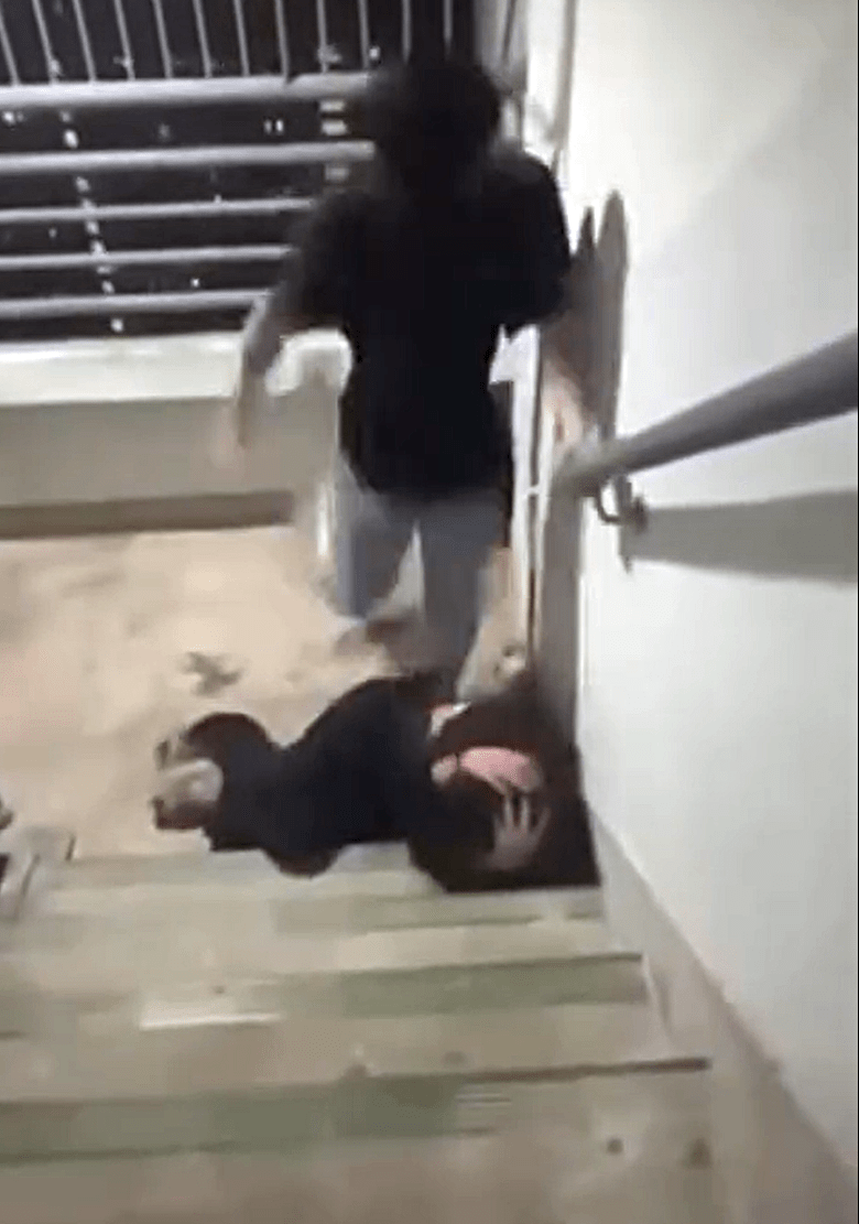 兩男童狂踩少女頭部。網上截圖
