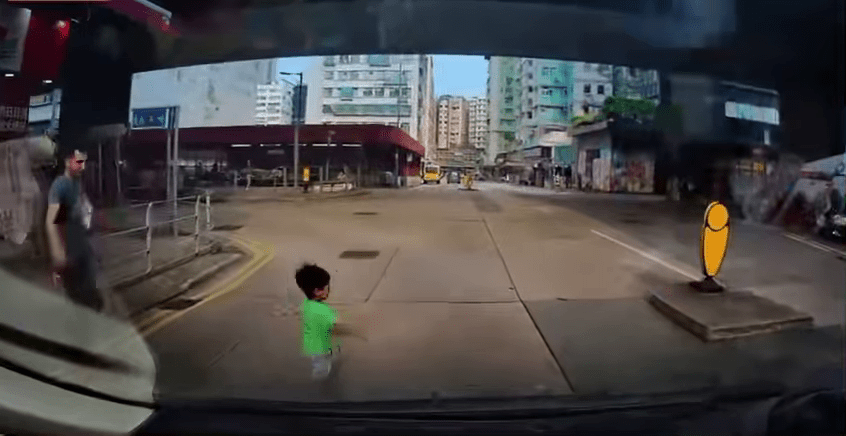 绿衫南亚小童突然冲出马路。车Cam L FB