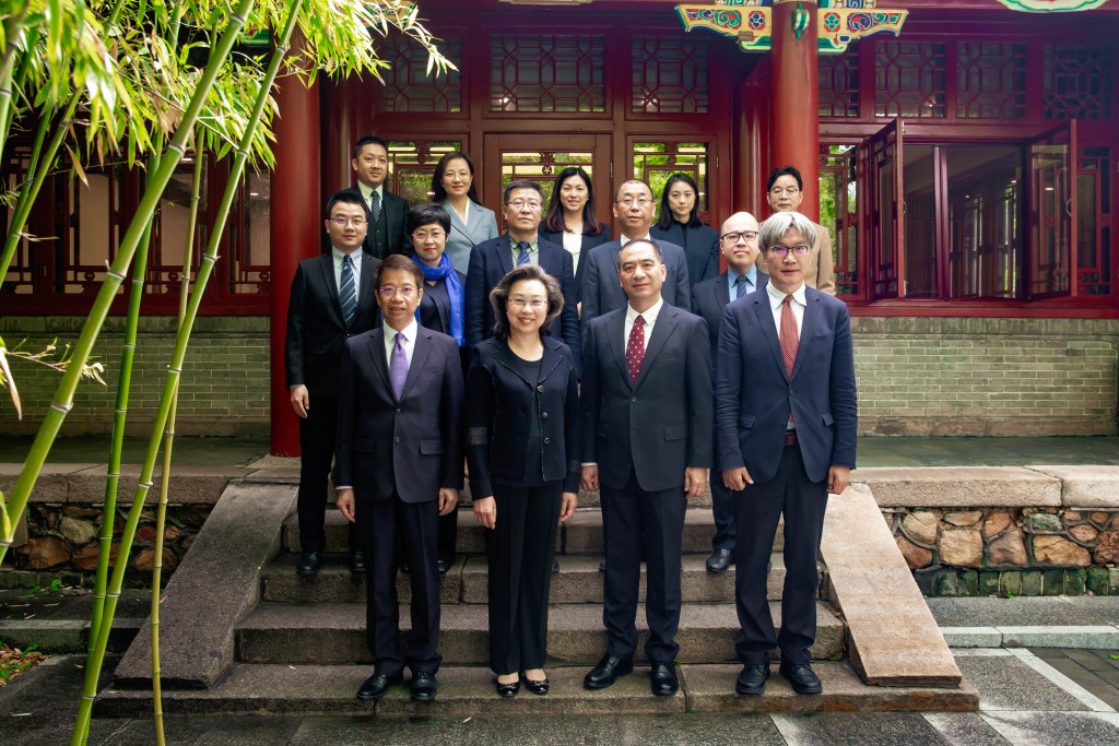 楊何蓓茵（前排左二）和公務員事務局常任秘書長梁卓文（前排左一）與北大校長龔旗煌院士（前排右二）、副校長王博（前排右一）、大學領導和公務員事務局代表合照。