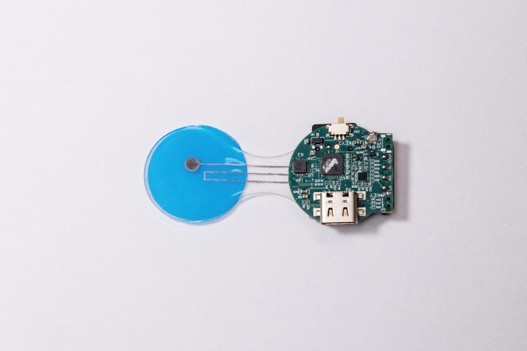 HELP貼片整合多孔柔性輸入/輸出連接器及微型無線印刷電路板。科大提供 HELP貼片整合多孔柔性輸入/輸出連接器及微型無線印刷電路板。科大提供