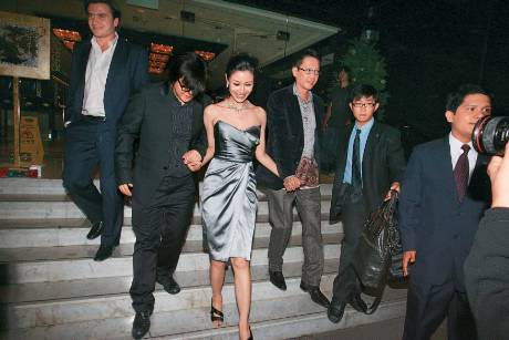 李嘉欣與許晉亨2008年在石澳大宅完成億元豪華婚禮後，先後再於富豪飯堂福臨門及SEVVA擺酒。