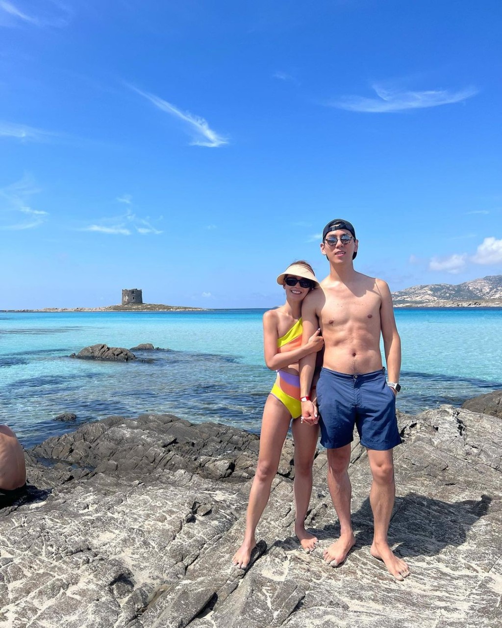 李雪莹又与老公到意大利萨丁尼亚岛享受阳光与海滩。