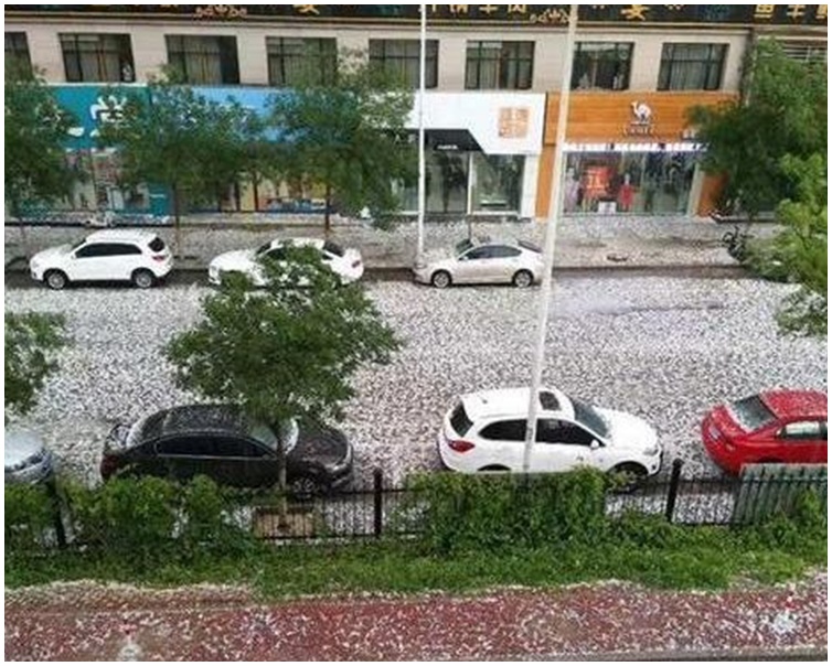 甘肅白銀市景泰地區突遭暴風加冰雹侵襲。