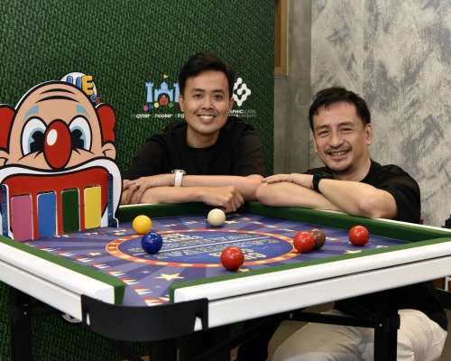 傅家俊(左)联同设计师梁庆纪研发儿童桌球游戏枱CUE GAMES。相片由公关提供