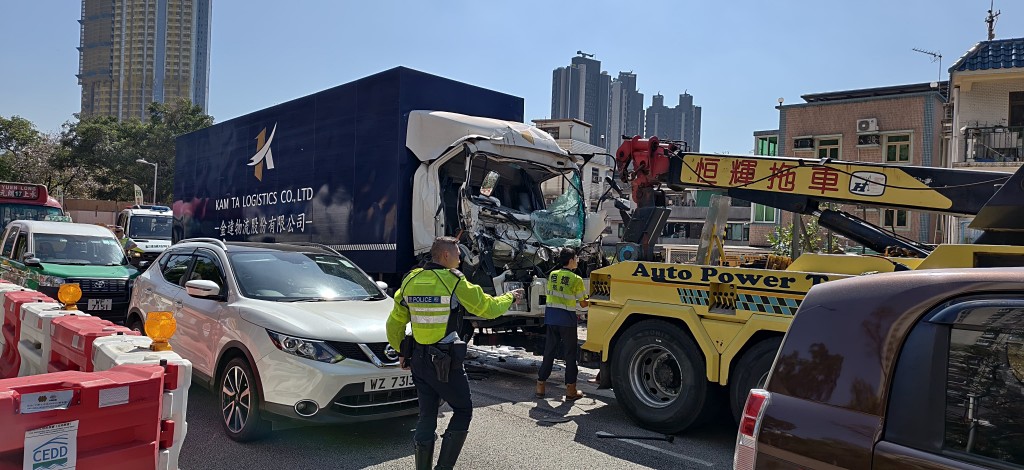 肇事貨車被拖走。