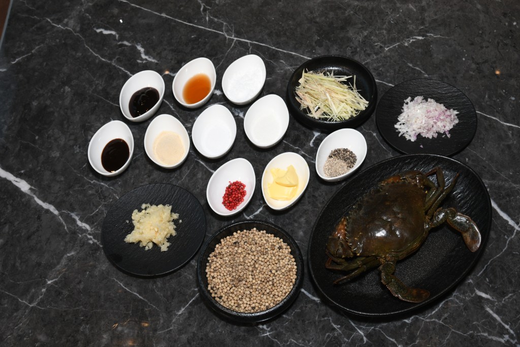 佐料包括白胡椒粒、白胡椒碎、黑胡椒碎、紅胡椒粒及黑椒醬5種不同的香辣層次