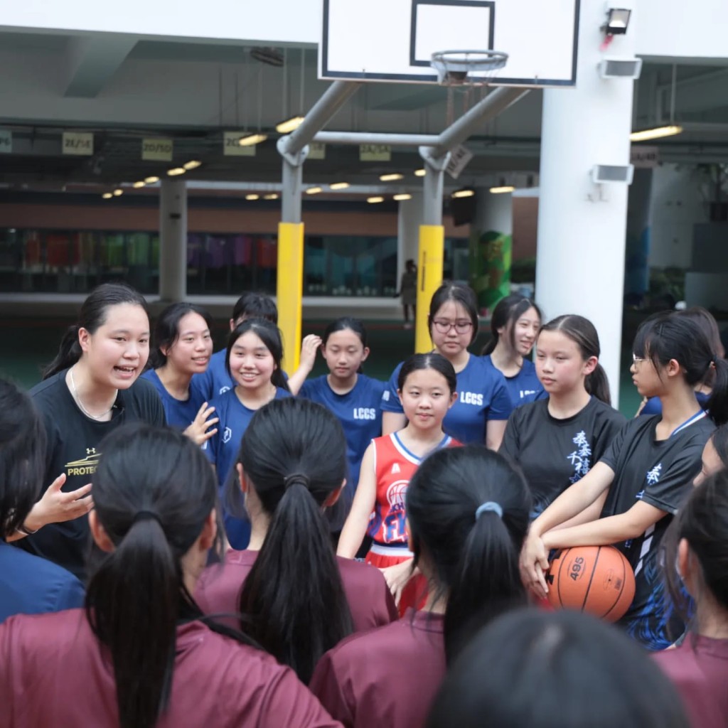 Yannie(左一)就控球、投籃、戰術執行等對女學生進行技術指導。