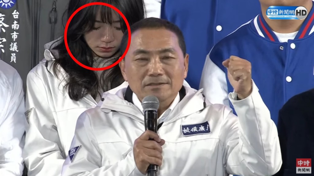 侯友宜在競選總部向公眾道歉時，身後女子(紅圈)反成焦點。(中時新聞網)