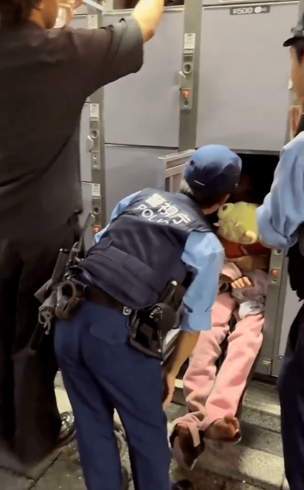 日本東京新宿鬧區歌舞伎町近日出現詭異一幕——一名女子竟蜷縮在馬路邊的投幣式儲物櫃內熟睡,懷中還抱著小熊維尼玩偶,畫面曝光後在社群平台掀起熱議。X@alex001050 日本東京新宿鬧區歌舞伎町近日出現詭異一幕——一名女子竟蜷縮在馬路邊的投幣式儲物櫃內熟睡,懷中還抱著小熊維尼玩偶,畫面曝光後在社群平台掀起熱議。X@alex001050