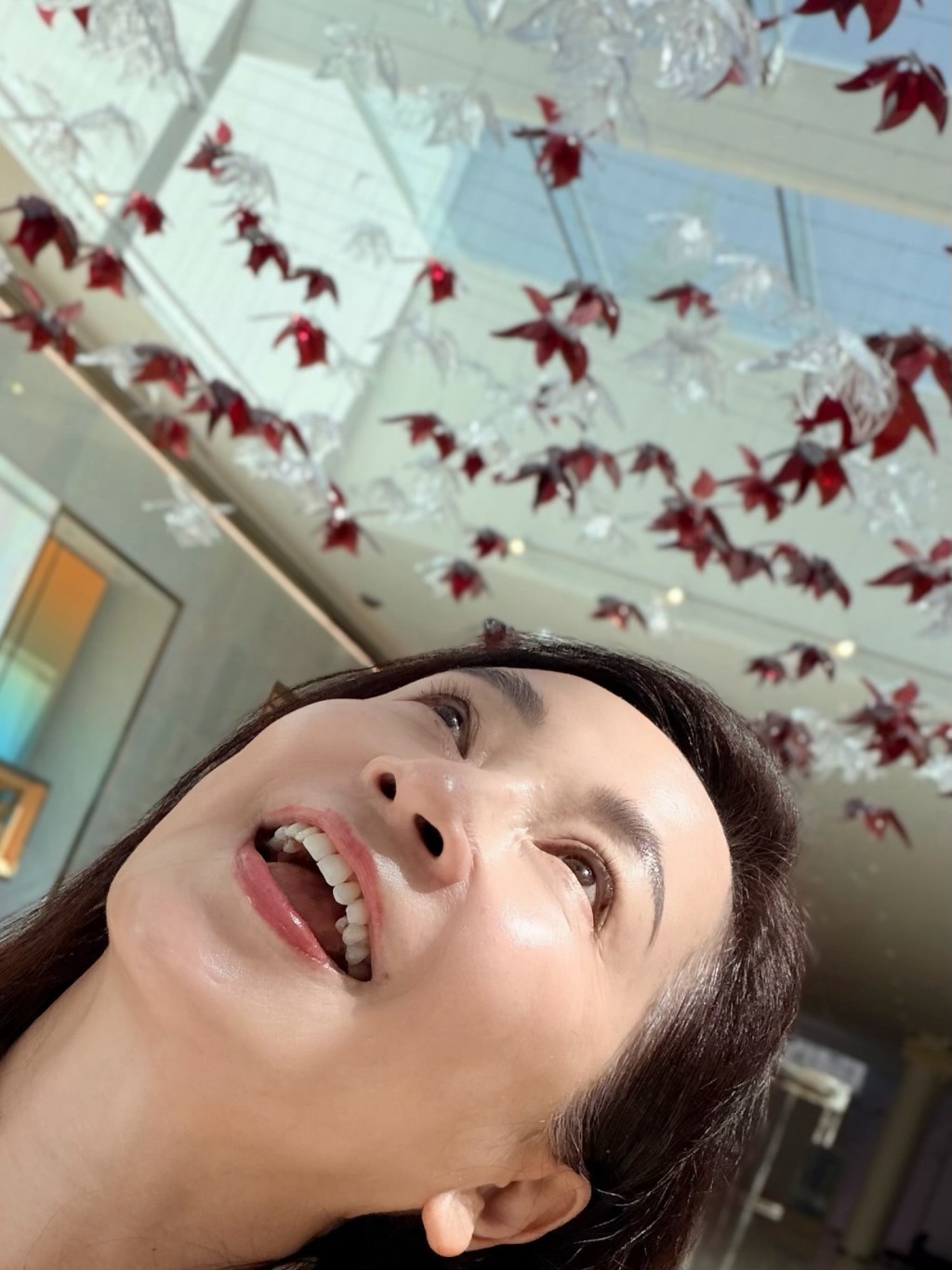 龔慈恩近鏡自拍，皮膚緊緻，完全看不出真實年齡。