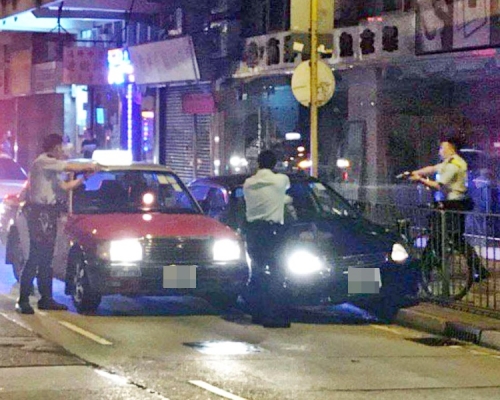 3名警員拔槍指向私家車司機戒備。網圖