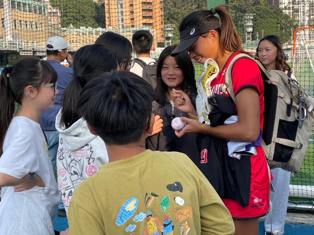 Steffi賽後甚受小朋友歡迎。徐嘉華攝