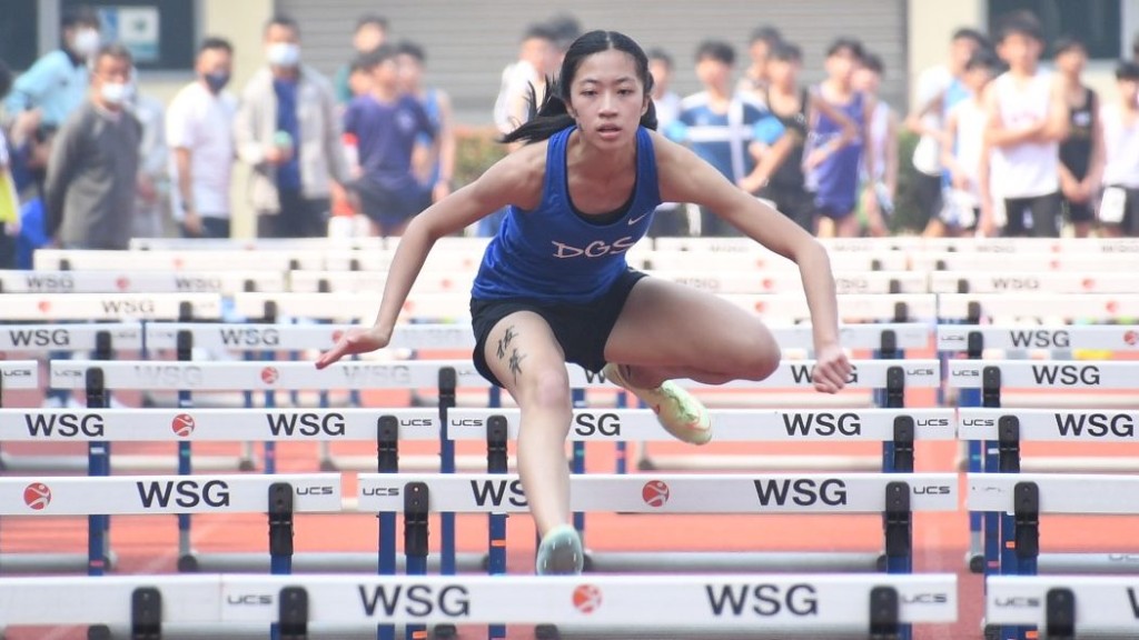 白凱文在女子甲組100米欄初賽跑出13秒85,刷新學界紀錄。 本報記者攝