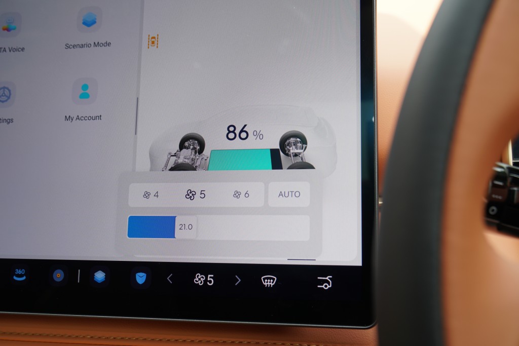 純電動SUV NETA X本地首試：車內不設實體鍵，配置及系統的選項與操作要通過15.6吋觸控中央屏幕進行設定，初次接觸需花時間去摸索和適應。