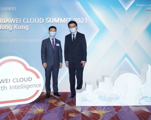 商务及经济发展局局长邱腾华,GBS,JP在香港华为国际有限公司行政总裁（港澳地区）邓水根陪同下参观云峰会展厅。