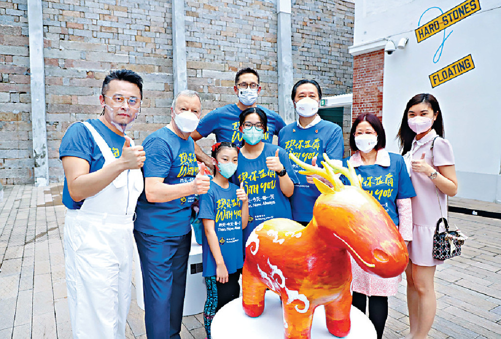 ■保良局世德小學小四學生黃靖晴(左三)、小六學生陳允怡(左四)展示他們的作品,並與藝術家馬興文(左一)及馬會行政總裁應家柏(左二)一同合照。 ■保良局世德小學小四學生黃靖晴(左三)、小六學生陳允怡(左四)展示他們的作品,並與藝術家馬興文(左一)及馬會行政總裁應家柏(左二)一同合照。