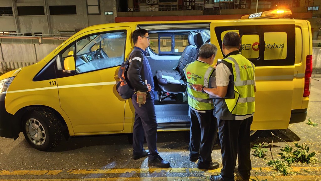 城巴人員事後到場協助。曾志恆攝