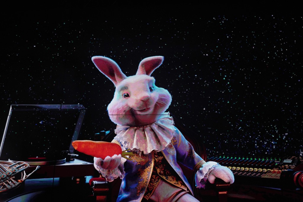 今次亦在演唱會大屏幕上，多次出現兔仔，更揮動着紅蘿蔔伴着Leon唱歌。