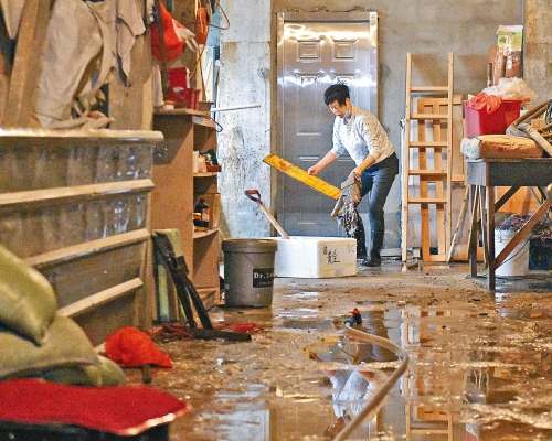 鯉魚門水浸,居民忙於清理水迹。