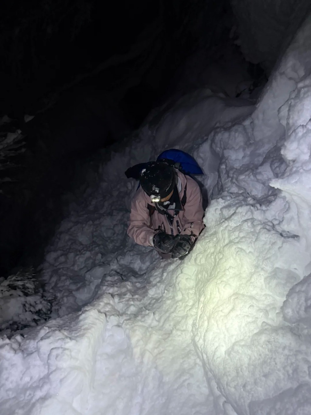 救援隊協助受困者落山。小紅書@在滑雪的KK 救援隊協助受困者落山。小紅書@在滑雪的KK