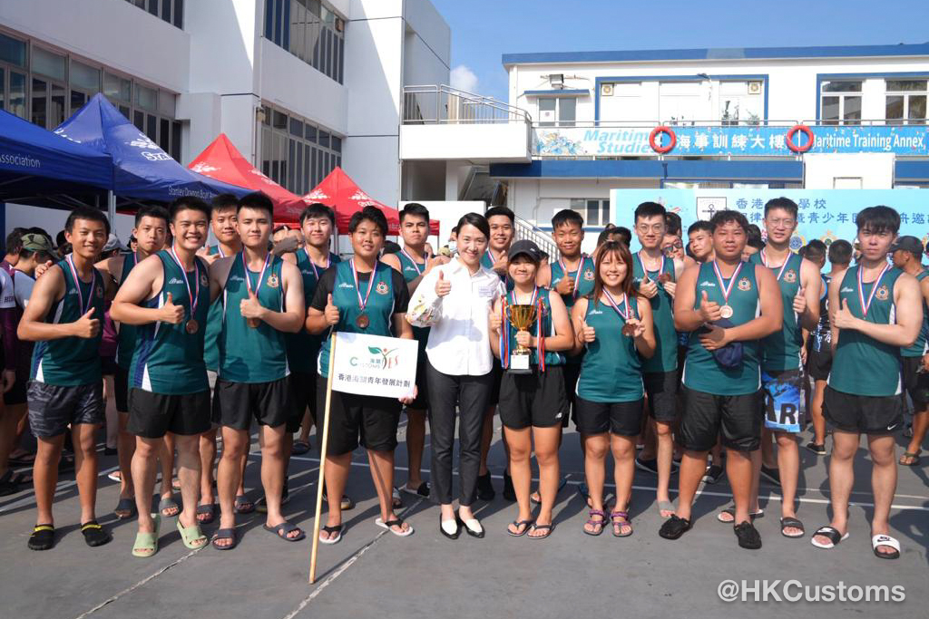 香港海关青年发展计划Customs YES青少年龙舟队参与香港青少年团体公开赛赛事，最终获青少年杯第三名。香港海关Fb图片 