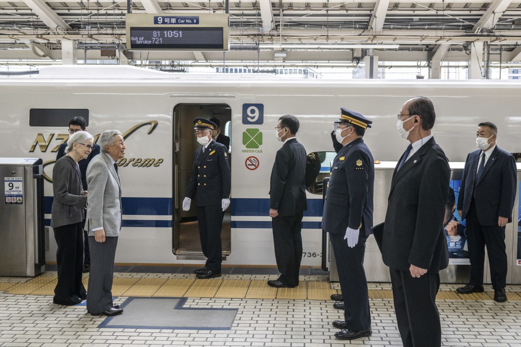 明仁與美智子抵達新幹線月台。美聯社 