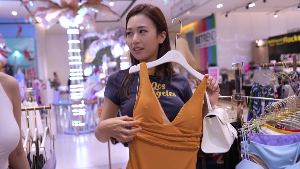 两人仲会介绍泰国潮牌泳衣，价钱唔系好贵架咋。