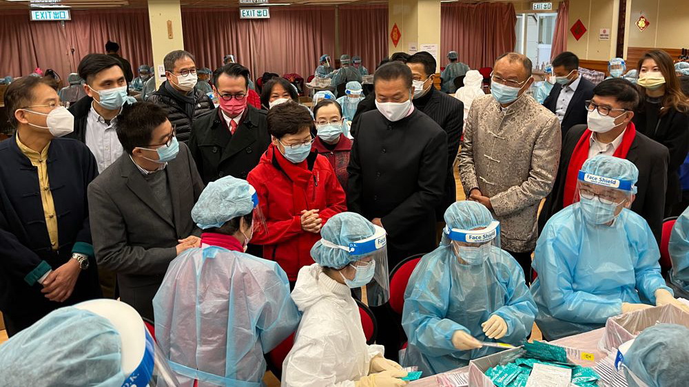 2月2日(年初二)上午,行政長官林鄭月娥到觀塘社區中心,探訪包裝測試套裝的廣東社團義工們。