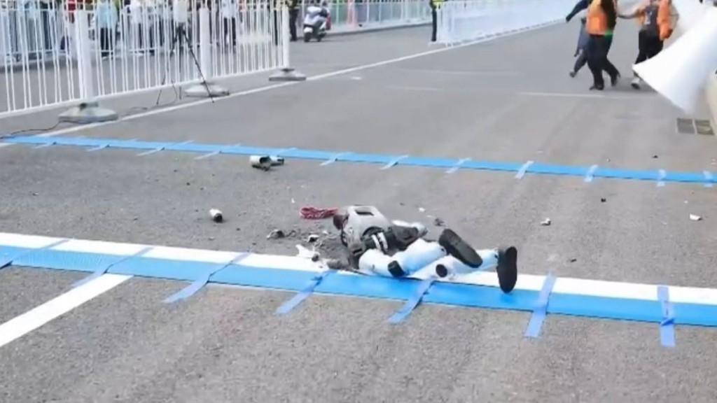 北京半馬機械人賽前熱身未跑先解體。