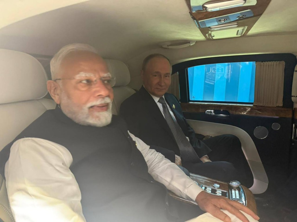 莫迪坐普京豪車的照片。X / Sputnik India 莫迪坐普京豪車的照片。X / Sputnik India