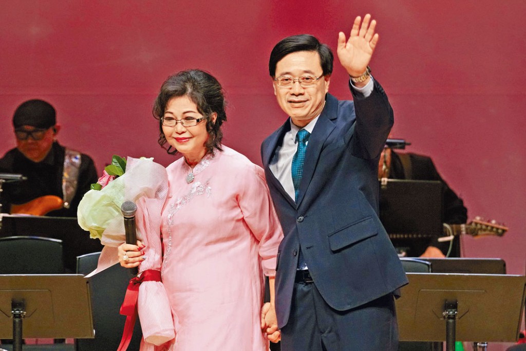 李家超與太太結婚四十二年，育有兩子。