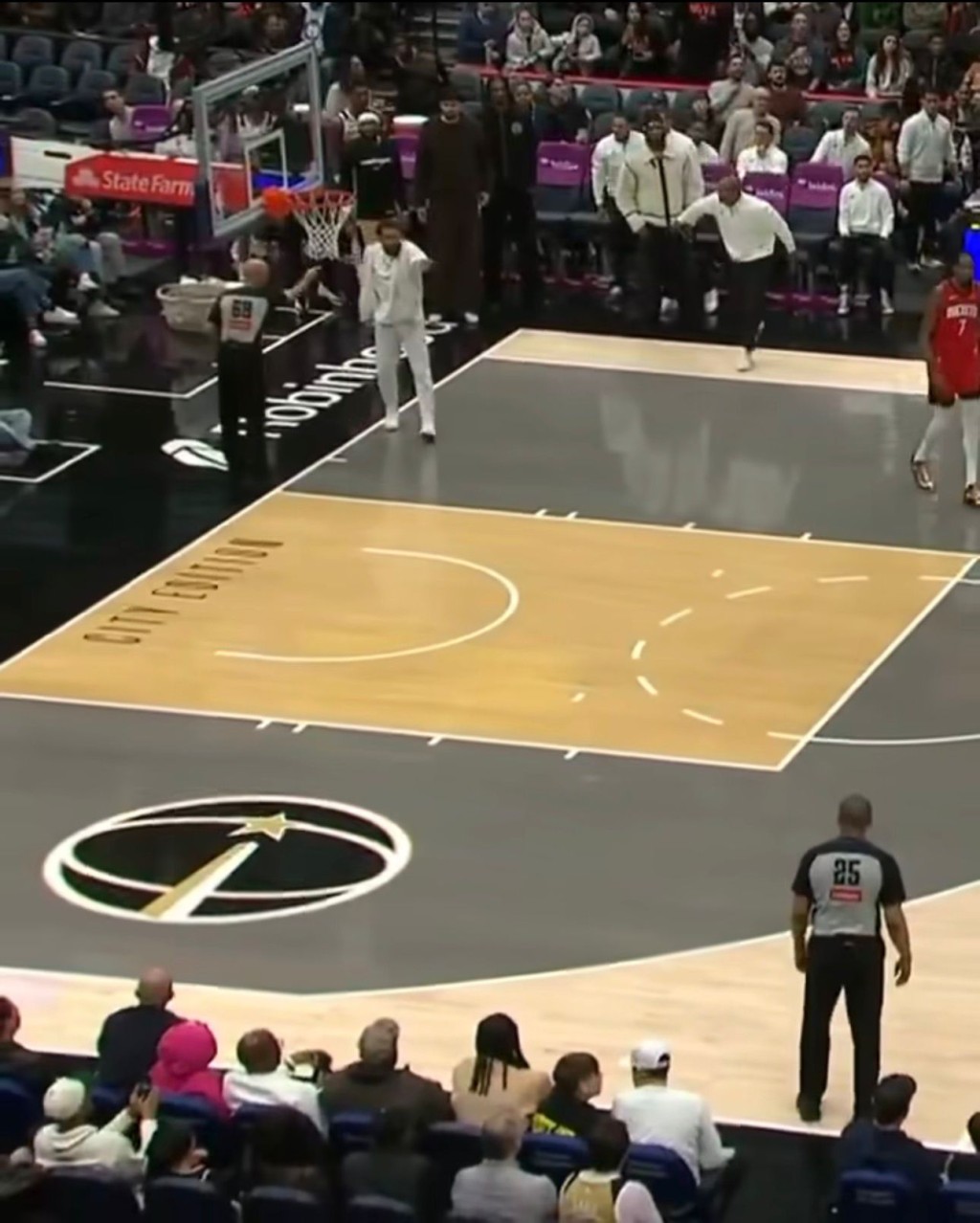 場邊護隊友,楊格衝入場內遭驅逐。社交媒體Threads截圖 場邊護隊友,楊格衝入場內遭驅逐。社交媒體Threads截圖