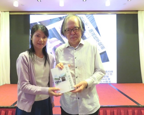 前拔萃男書院校長張灼祥近日推出新書《五十年.細說拔萃從前》,並邀請了港島民生書院中文科老師鄭潔明訪問校友。