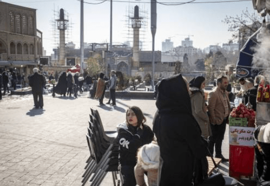 伊朗因生活成本上涨及货币贬值引发的反政府示威愈演愈烈，动荡局势已由首都德黑兰蔓延至全国多个城市。法新社