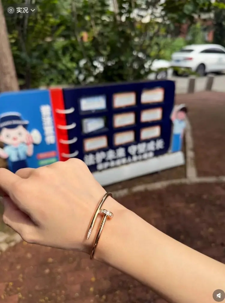 女事主發布配戴手鐲照片。