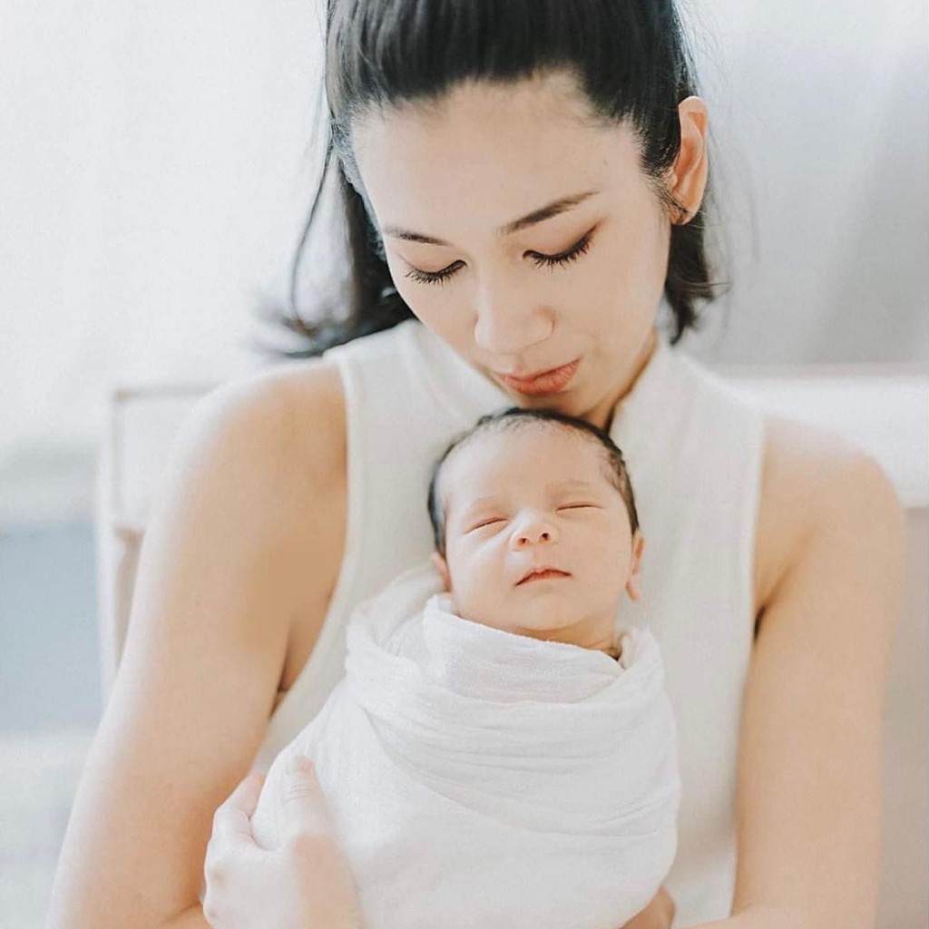 姬素孔尚治忙工作又照顾到小朋友，真系好劲。