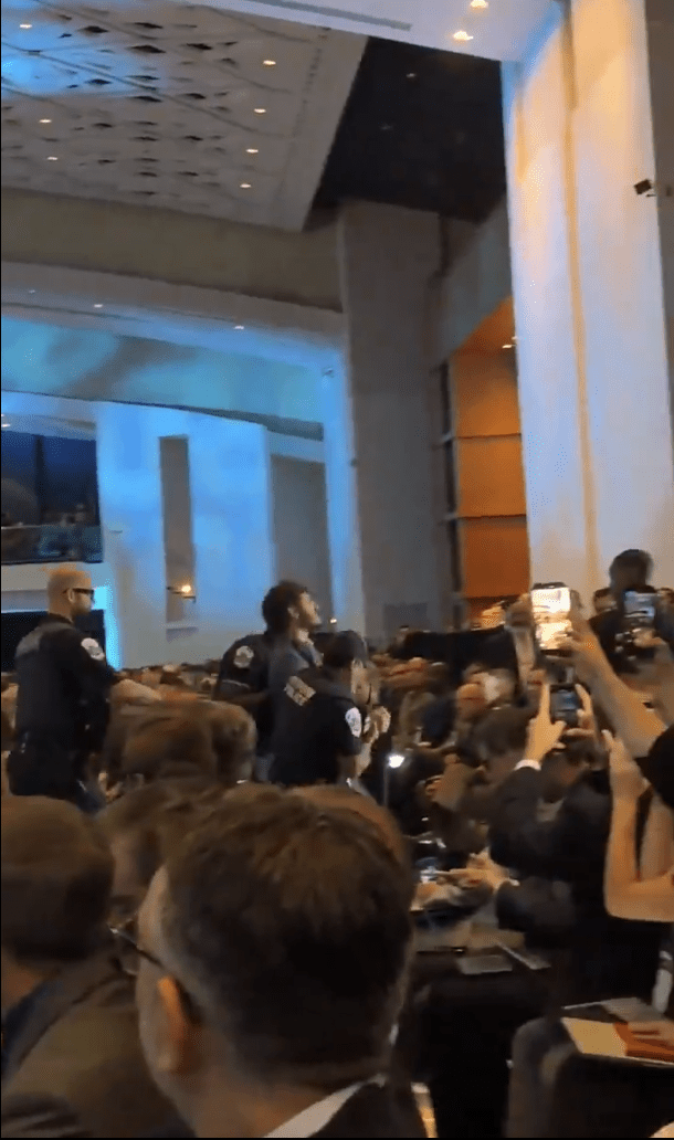 美防长演讲遭反战者5度粗口痛骂“懦夫”, 警方强行抬走多名示威者。X 美防长演讲遭反战者5度粗口痛骂“懦夫”, 警方强行抬走多名示威者。X
