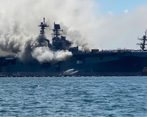 USS Bonhomme Richard 12日發生大火。網圖