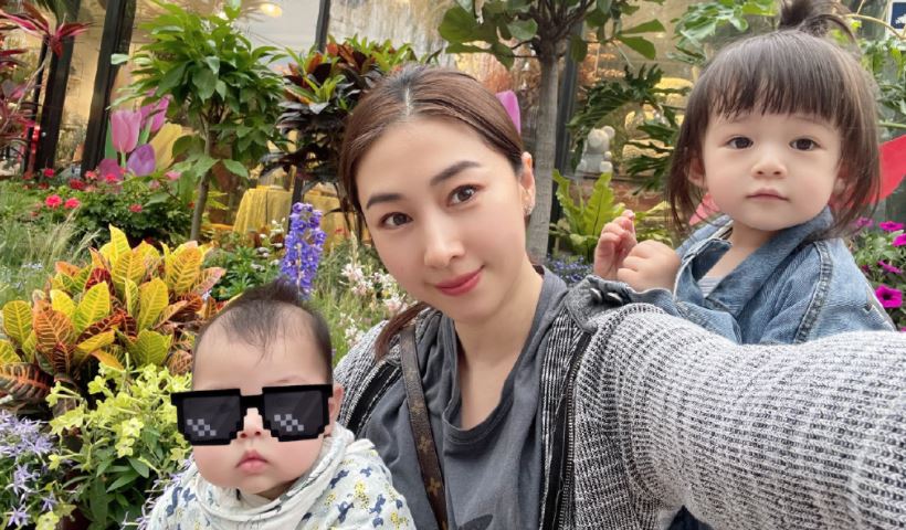 不時跟兩女自拍。