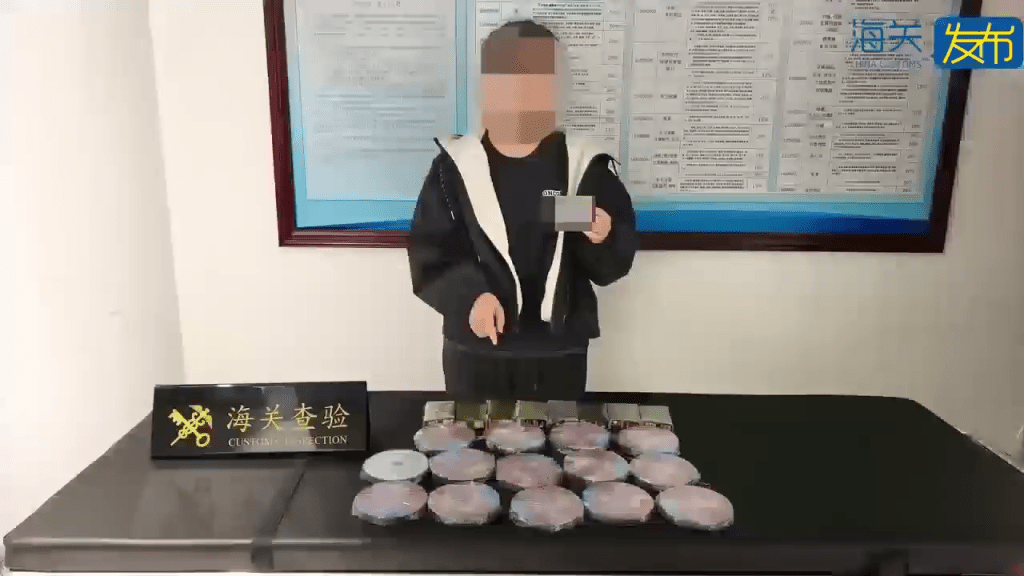 走私集团深夜闯关以“腰缠脚绑”方式偷运游戏光盘及卡带,共2,150件被起获。 走私集团深夜闯关以“腰缠脚绑”方式偷运游戏光盘及卡带,共2,150件被起获。