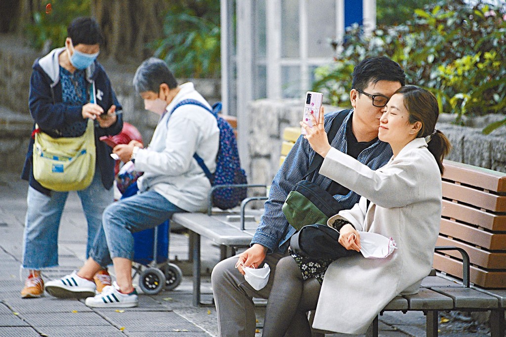 本港社交距離措施逐步放寬，只剩下口罩令解除未有期。