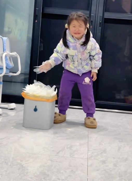 可可為了養狗，首次做剷屎官忍不住嘔吐的短片被瘋傳。抖音