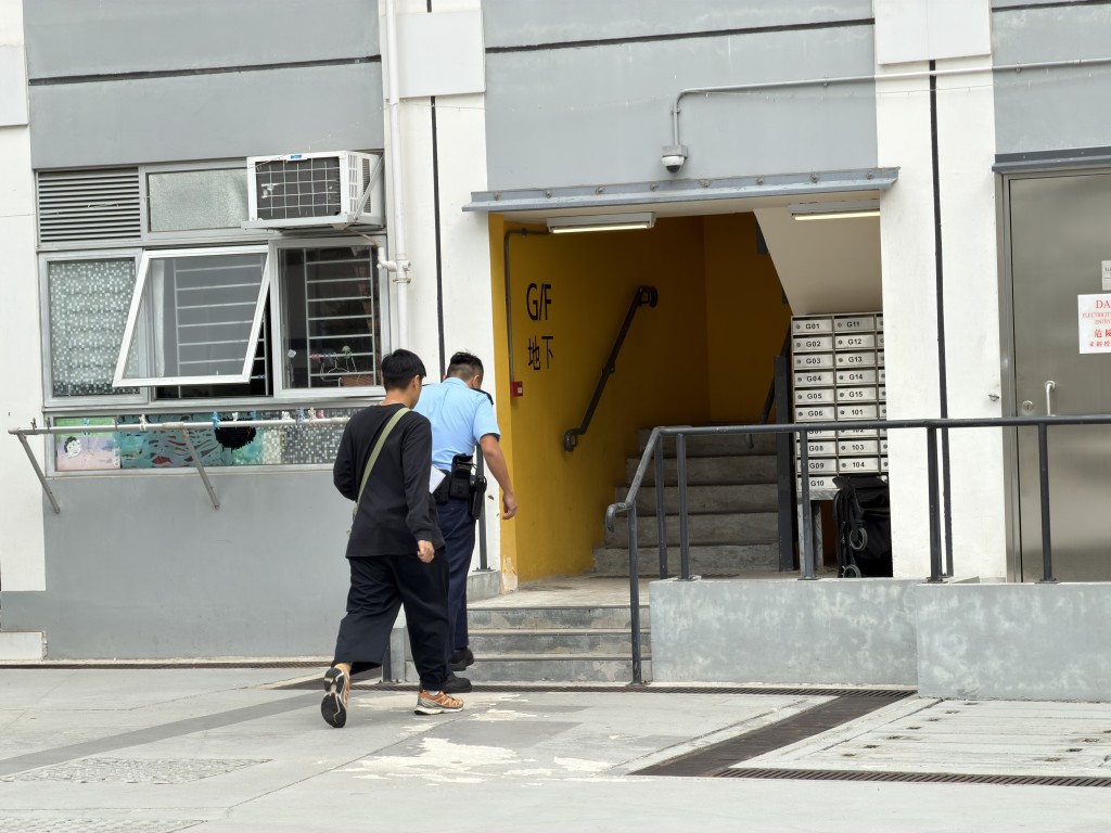警員上樓調查。梁國峰攝