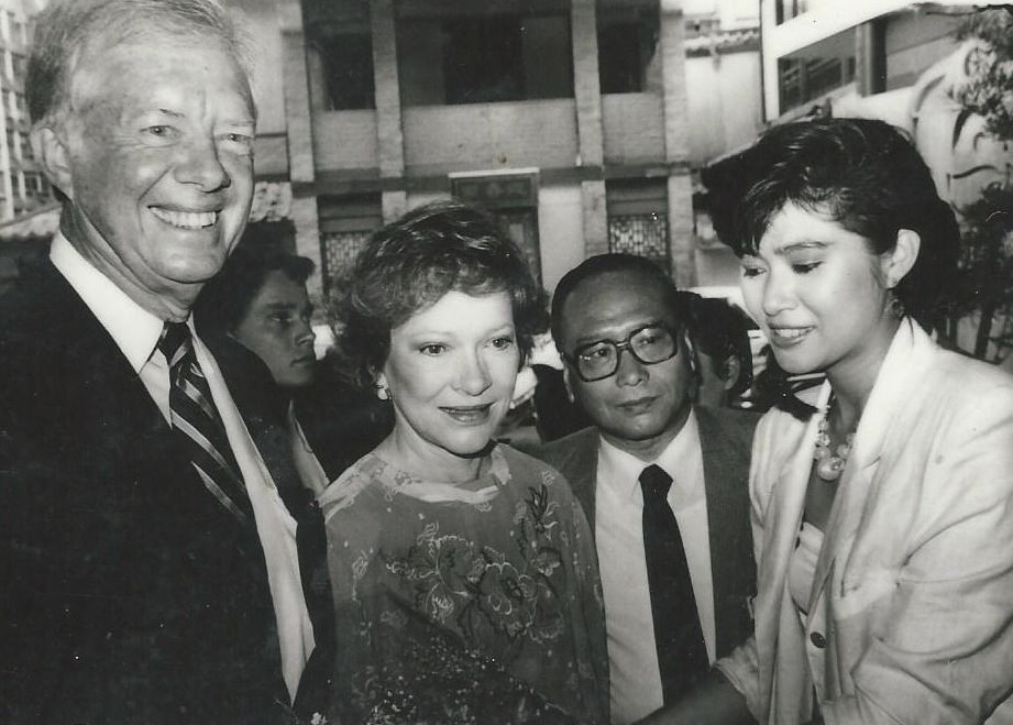 麦翠娴（右）在1985年于时任亚洲电视主席邱德根（右二）安排下，献花给前美国总统卡达伉俪。