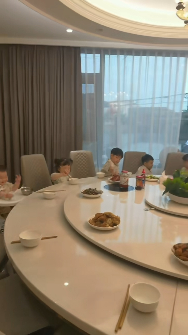 可见子女同时用餐已坐满大圆桌。