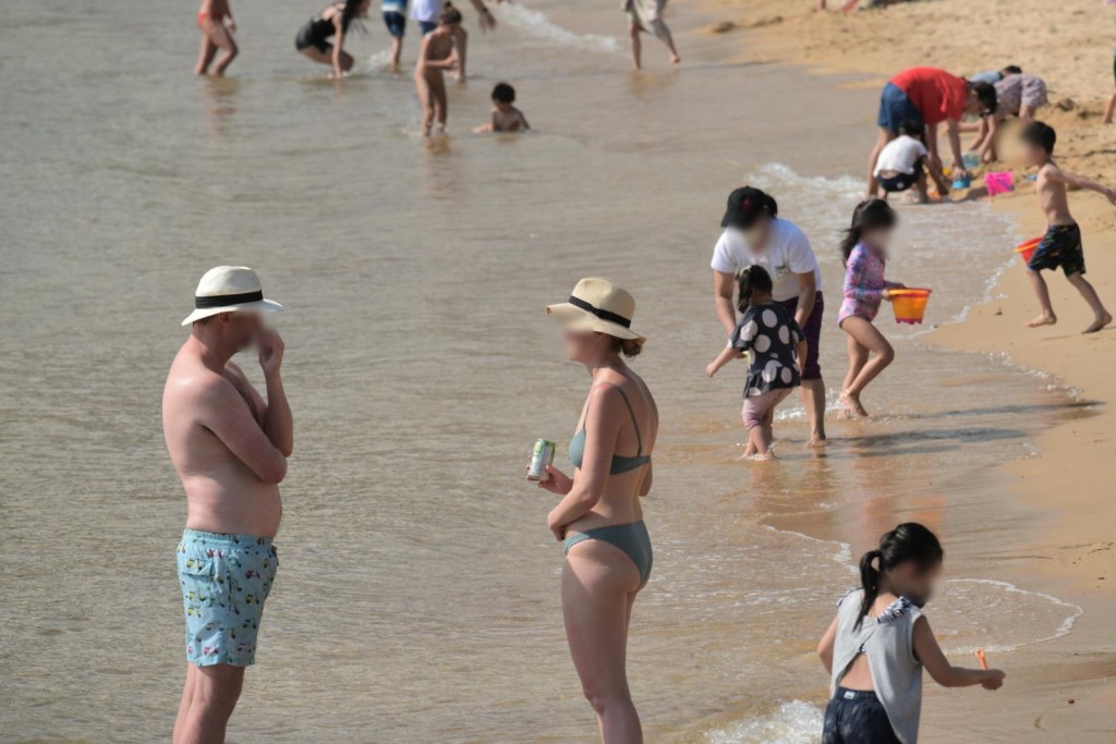 不少香港市民急不及待到沙灘玩樂。