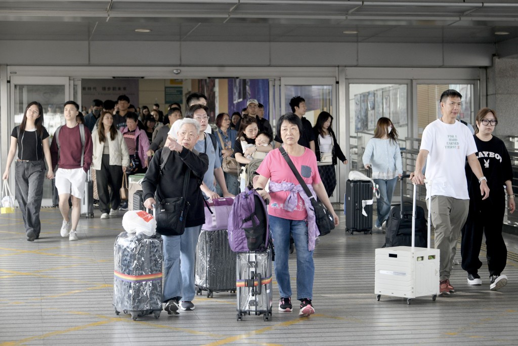 抵港大堂人頭湧湧。 抵港大堂人頭湧湧。